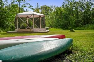 Boardman Riverfront Retreat close to Downtown TC 800