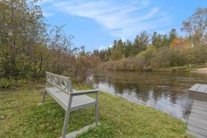 Boardman Riverfront Retreat close to Downtown TC 800