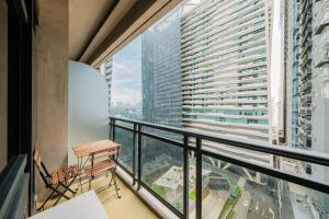 Free Parking at Gramercy with Big TV and Fast WiFi