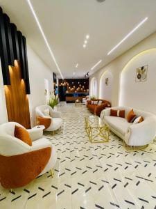 Cleo Patra Pyramids Tower Inn