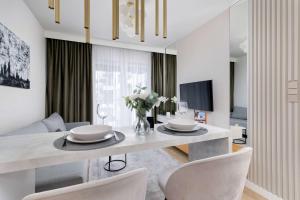 Stylish Apartment with Balcony near Krakow Old Town by Noclegi Renters