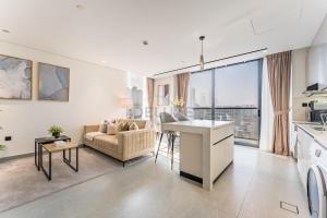 Minutes from City Walk, Downtown Dubai and Jumeirah Beach, Easy Access to Metro Stations and Major Roads - Arista One, Al Satwa by Deluxe Holiday Homes