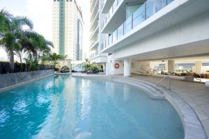 Surfers Paradise Ocean Vista Suite with Pool