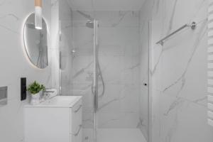 Towarowa Towers Studio with Free Gym Access and Balcony by Noclegi Renters