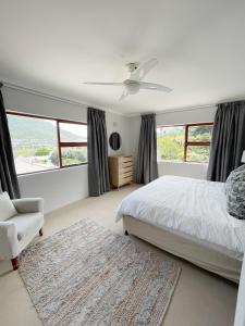 Sunny Fresh Coastal Escape Spacious, Seaviews