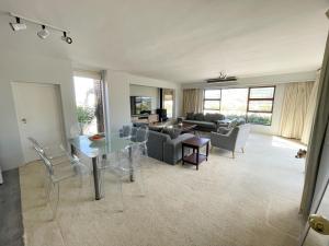 Sunny Fresh Coastal Escape Spacious, Seaviews