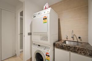 Skyline Penthouse Southbank 3BR 2BA Free Parking Near Crown