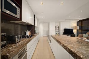 Skyline Penthouse Southbank 3BR 2BA Free Parking Near Crown