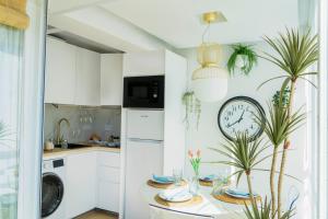 Dream of light and Beach THE GREEN DOOR