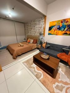 One Bedroom with Queen bed,sofa bed and wifi at One Uptown Residences, BGC, Taguig