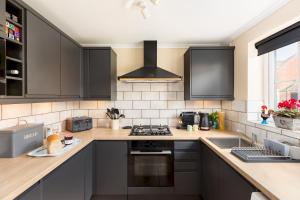 Modern family home Parking Private garden - Pass the Keys