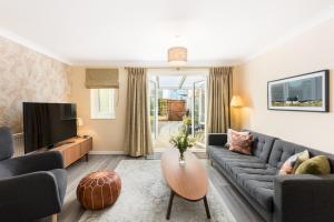 Modern family home Parking Private garden - Pass the Keys