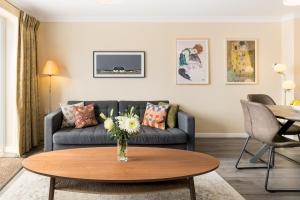 Modern family home Parking Private garden - Pass the Keys