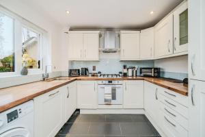 Fowler House 2 Bedroom ,Free WIFI, Parking, Crawley, Close to Gatwick Airport, Contractor friendly, business travellers