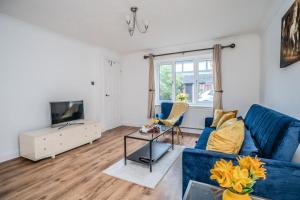 Fowler House 2 Bedroom ,Free WIFI, Parking, Crawley, Close to Gatwick Airport, Contractor friendly, business travellers