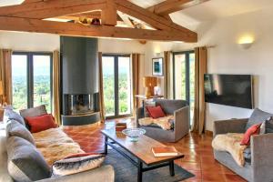 Modern Villa With Pool In Cotignac