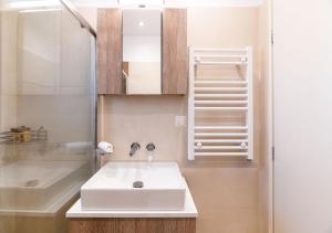 Athenian Sky Retreat Jacuzzi & Fresh Elegance