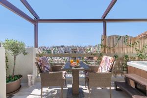 Athenian Sky Retreat Jacuzzi & Fresh Elegance