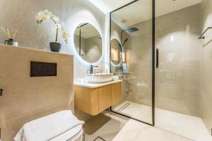 Walk from Burj Khalifa and Dubai Mall, and Conveniently Located near the Metro Station - BD Standpoint A, Downtown by Deluxe Holiday Homes