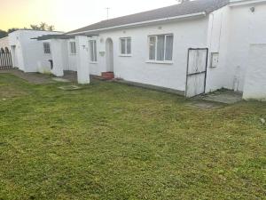 Large 3 bedroom house with swimming pool, close to beach, cinema and shops