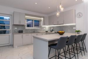 Villa Orizzonte - First Floor Apartment with shared pool & amazing view