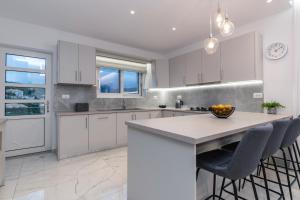 Villa Orizzonte - First Floor Apartment with shared pool & amazing view