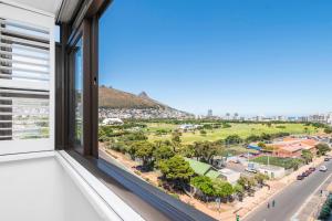 King and Queen bed Sea and Mountain View Promenade