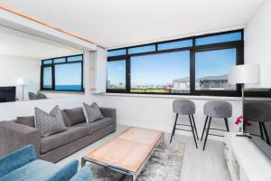 King and Queen bed Sea and Mountain View Promenade