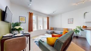 City Centre 2 Bedroom-2 Bath Apartment-Sleeps 6