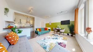 City Centre 2 Bedroom-2 Bath Apartment-Sleeps 6