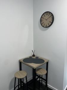 Modern Studio Central WV1 Appt 4