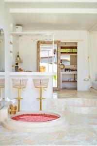 Mare 1BR Romantic Villa, 5 Min to Thomas Beach