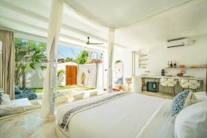 Mare 1BR Romantic Villa, 5 Min to Thomas Beach