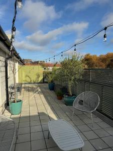 Central 2 bed apt with terrace in East London