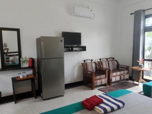 Indunil Family Residence With Pool Hiriketiya