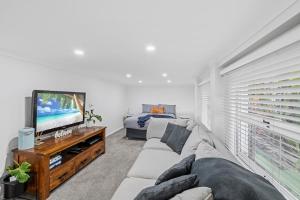 Tropical Oasis Heated Spa, Pool and Huge Decks