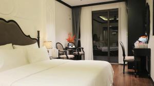 Royal Hotel - Trinh Van Bo, Nam Tu Liem