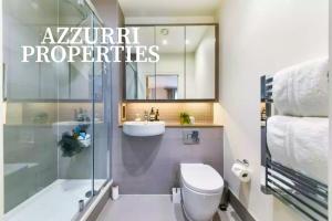 Luxury Apartment by Azzurri Properties Short Lets & Serviced Accommodation Canary Wharf with King Size Beds and Balcony