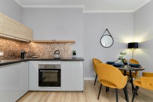 Elegant Apartment in Gdansk Center with Parking and Access to Viewing Terrace by Noclegi Renters