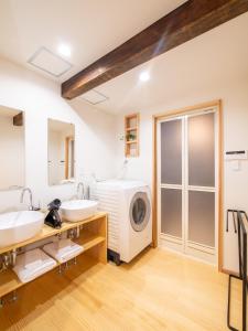 ひとあかり 東山 Hitoakari Higashiyama-A Warm and Modern Machiya Stay