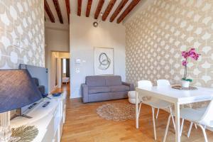 San Polo Apartment with Balcony