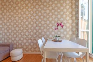 San Polo Apartment with Balcony