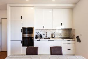 Sunny 2 Bedroom Apartment Balcony & Rooftop Views