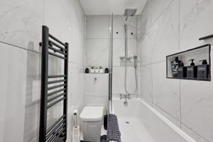 Stylish 4-Bedrooms - Family - Contractor - Parking - Super Fast Speed Wi-Fi - Sleeps 5 - CLARK PROPERTY ESTATES