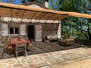 House With Pool In Monts Dardèche