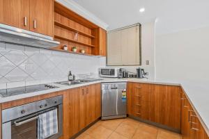 Sunny, Stylish Island Stay Minutes from Surfers