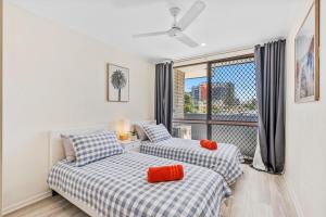 Sunny, Stylish Island Stay Minutes from Surfers