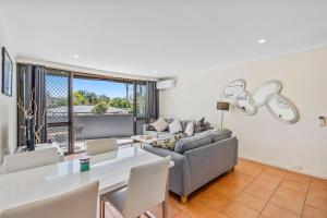 Sunny, Stylish Island Stay Minutes from Surfers