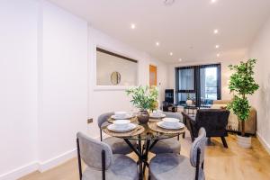 Sleek City Stay 2 Bed Apt Free Parking and Terrace