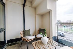 Sleek City Stay 2 Bed Apt Free Parking and Terrace
